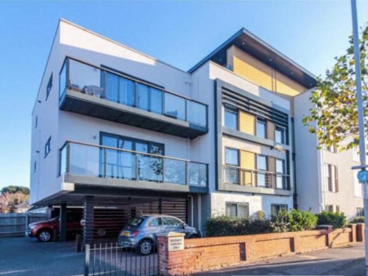 Charming 2-Bed Apartment In Christchurch Exterior foto